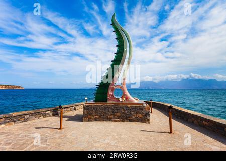 Agios Nikolaos, Grecia - 25 ottobre 2021: Corno di Amalthea o della Cornucopia, un simbolo eterno di abbondanza in Agios, Hagios o Aghios Nikolaos, a c Foto Stock