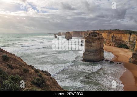 I dodici Apostoli, una formazione rocciosa famosa in tutto il mondo sulla Great Ocean Road vicino a Port Campbell, Victoria, Australia Foto Stock