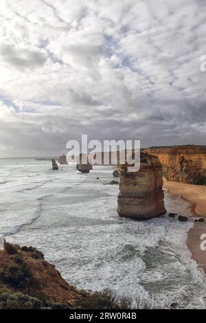 I dodici Apostoli, una formazione rocciosa famosa in tutto il mondo sulla Great Ocean Road vicino a Port Campbell, Victoria, Australia Foto Stock