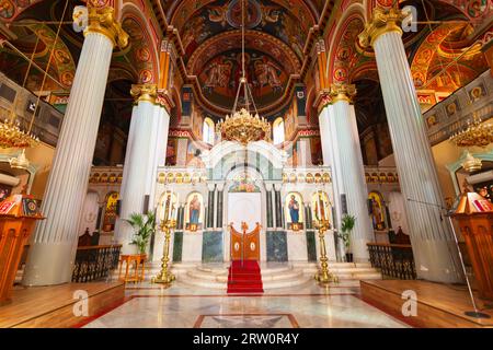 Candia, Grecia - 13 ottobre 2021: Interno della cattedrale di Agios Minas, è una chiesa greco-ortodossa nella città di Candia, sull'isola di Creta, Grecia Foto Stock