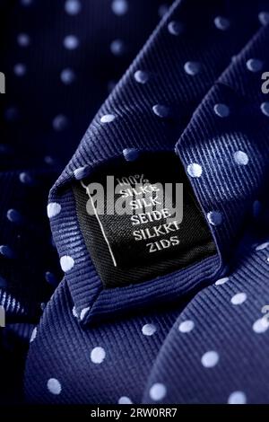 Etichetta di una cravatta in seta. A breve profondità di campo, la nitidezza è nella parola seta Foto Stock