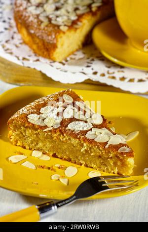 Torta di mandorle di ricotta su un piatto di legno Foto Stock