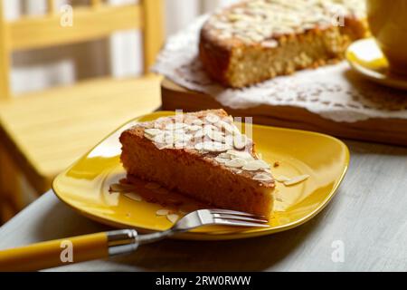 Torta di mandorle di ricotta su un piatto di legno Foto Stock