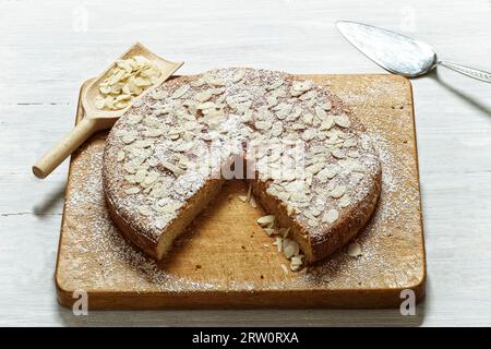 Torta di mandorle di ricotta su un piatto di legno Foto Stock