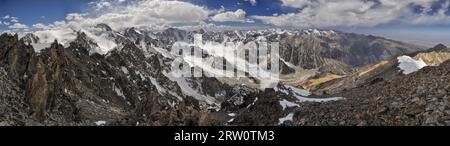 Scenic panorama di Ala Archa parco nazionale in Piazza Tian Shan mountain range in Kirghizistan Foto Stock