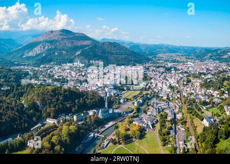 Antenna di Lourdes vista panoramica. Lourdes è una piccola città mercato che giace ai piedi dei Pirenei. Foto Stock