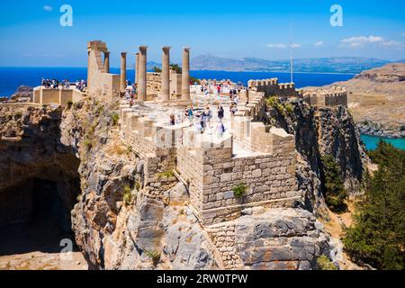 San Paolo ha spiaggia e Acropoli di Lindos antenna vista panoramica nell' isola di Rodi in Grecia Foto Stock