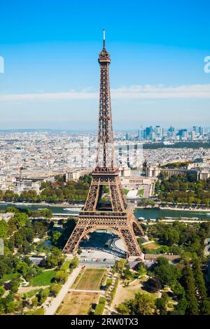 Torre Eiffel o Tour Eiffel vista aerea, è un ferro battuto torre tralicciata su Champ de Mars a Parigi, Francia Foto Stock