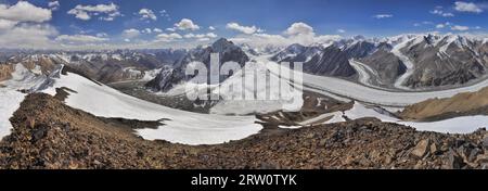 Suggestivo panorama del ghiacciaio Fedchenko nel Pamir Mountains in Tagikistan Foto Stock