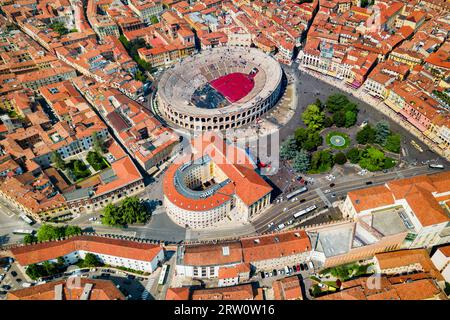 Arena di Verona antenna vista panoramica. Arena è un anfiteatro romano in Piazza Bra a Verona, Italia Foto Stock