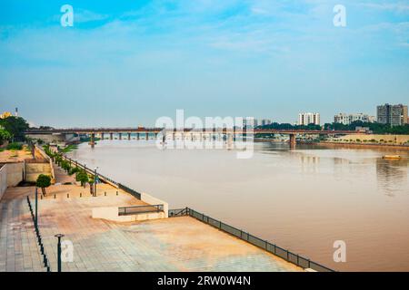 Vista aerea sul fiume Sabarmati vicino a Gandhi Ashram nella città di Ahmedabad, Gujarat stato dell'India Foto Stock