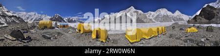 Scenic panorama di tende sul ghiacciaio Engilchek nella pittoresca Piazza Tian Shan mountain range in Kirghizistan Foto Stock