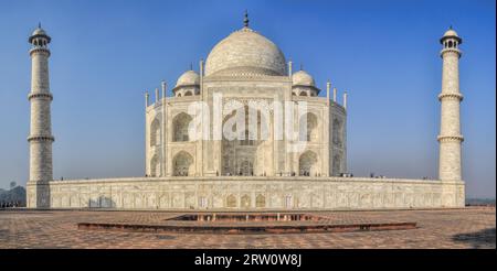 Una vista pittoresca del Taj Mahal, famoso punto di riferimento in India Foto Stock