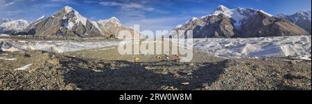 Scenic panorama di tende sul ghiacciaio Engilchek nella pittoresca Piazza Tian Shan mountain range in Kirghizistan Foto Stock