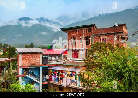 Tipiche case locali nella città di Manali, Himachal Pradesh stato dell'India Foto Stock