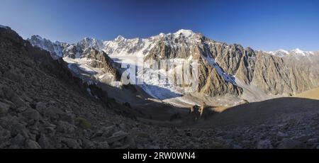 Vista panoramica del ghiacciaio in Ala Archa parco nazionale in Piazza Tian Shan mountain range in Kirghizistan Foto Stock