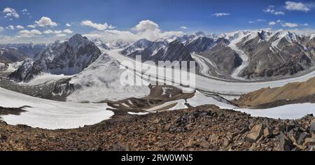 Suggestivo panorama del ghiacciaio Fedchenko nel Pamir Mountains in Tagikistan Foto Stock