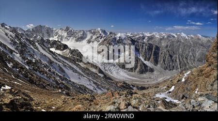 Suggestivo panorama del ghiacciaio in Ala Archa parco nazionale in Piazza Tian Shan mountain range in Kirghizistan Foto Stock