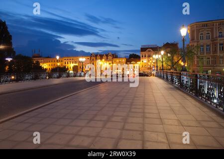 Skyline di Bydgoszcz di notte in Polonia, vista dal marciapiede di via Mostowa Foto Stock