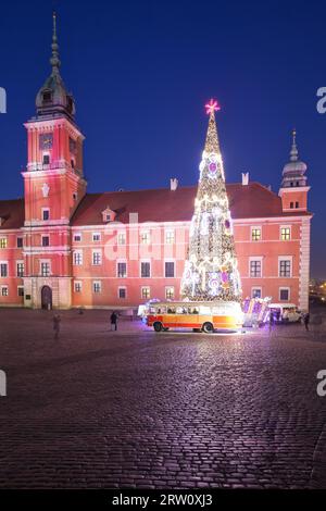 Città di Varsavia di notte in Polonia, illuminato Castello Reale e albero di Natale Foto Stock