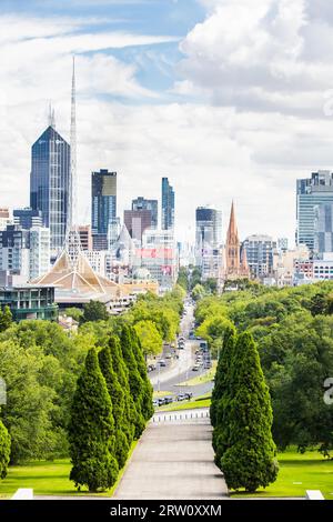 La vista dal Santuario di ricordo verso il CBD di Melbourne e in una calda giornata estiva Foto Stock