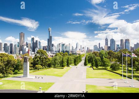 La vista dal Santuario di ricordo verso il CBD di Melbourne e in una calda giornata estiva Foto Stock