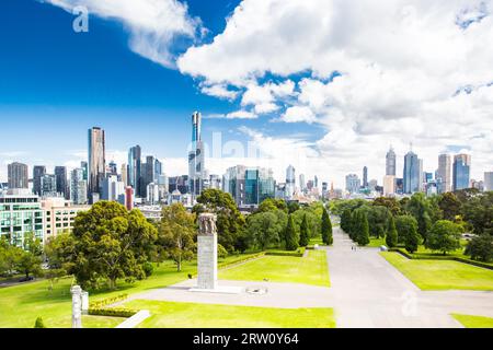 La vista dal Santuario di ricordo verso il CBD di Melbourne e in una calda giornata estiva Foto Stock