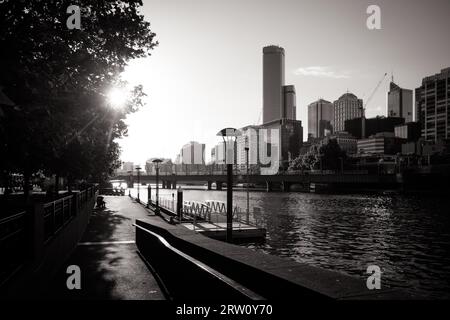 Melbourne's skyline lungo il fiume Yarra al tramonto Foto Stock