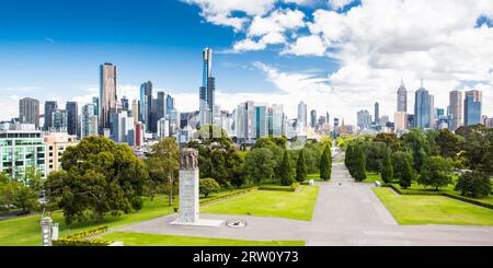 La vista dal Santuario di ricordo verso il CBD di Melbourne e in una calda giornata estiva Foto Stock