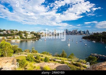 Il CBD di Sydney e il porto circostante sopra Berrys Bay, in una chiara giornata estiva l'8 febbraio 2015 Foto Stock