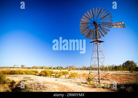 Un vecchio mulino in disuso all'alba vicino a Gemtree, Territorio del Nord, l'Australia Foto Stock