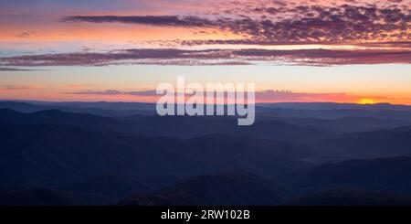 L'estate vista dal Monte Buller oltre poco Buller Sperone e le Alpi vittoriano in Australia Foto Stock