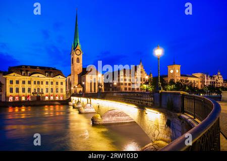 Fraumunster Chiesa e Munsterbrucke ponte attraverso il fiume Limmat nel centro della città di Zurigo in Svizzera Foto Stock