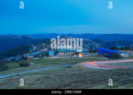 La vista verso il villaggio di Mt Buller in una serata d'estate a Victoria, Australia Foto Stock