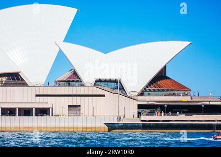 Sydney, Australia, 8 febbraio 2015: Primo piano della Sydney Opera House in una calda giornata estiva a Sydney, nuovo Galles del Sud, Australia Foto Stock