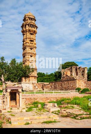 Vijaya o Vijay Stambha significa Torre della Vittoria è una torre monumento a Chittor Fort nella città di Chittorgarh, Rajasthan stato dell'India Foto Stock