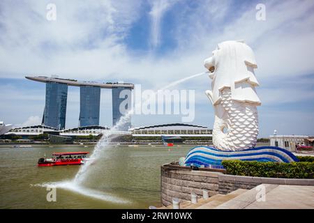 Marina Bay, Singapore, 21 giugno 2015, Marina Bay Sands con Singapore Merlion in primo piano in una luminosa giornata di sole Foto Stock