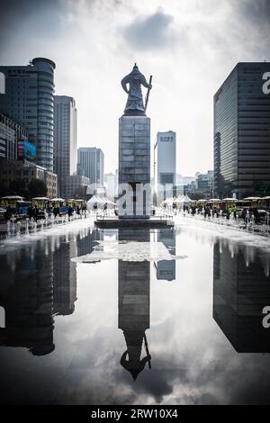 Seul, Corea del Sud, 25 ottobre 2014: Statua dell'ammiraglio Yi Sun Shin a Sejongno, Gwanghwamun Plaza a Seul, Corea del Sud Foto Stock