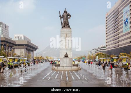 Seul, Corea del Sud, 25 ottobre 2014: Statua dell'ammiraglio Yi Sun Shin a Sejongno, Gwanghwamun Plaza a Seul, Corea del Sud Foto Stock