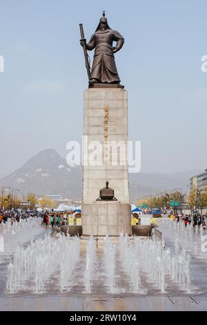 Seul, Corea del Sud, 25 ottobre 2014: Statua dell'ammiraglio Yi Sun Shin a Sejongno, Gwanghwamun Plaza a Seul, Corea del Sud Foto Stock