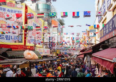 Seul, Corea del Sud, 25 ottobre 2014: L'affollato e tradizionale mercato di Nam Dae Mun nel bel mezzo di una giornata autunnale Foto Stock