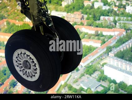 Carrello di atterraggio esteso in volo Foto Stock