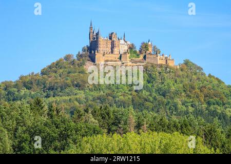 Burg Hohenzollern, castello ancestrale della famiglia principesca ed ex casa reale prussiana e imperiale tedesca di Hohenzollern, Bisingen Foto Stock