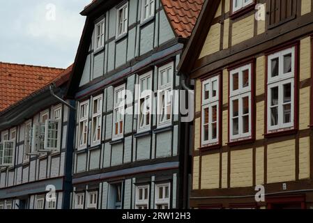 Facciate di case a graticcio a Hitzacker (Elba), distretto di Luechow-Dannenberg, bassa Sassonia, Germania Foto Stock