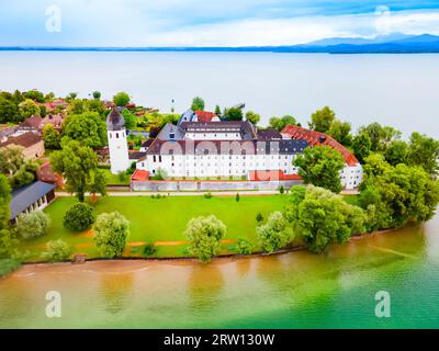 Frauenchiemsee o Frauenworth Abbey vista panoramica aerea, è un'abbazia benedettina sull'isola di Frauenchiemsee nel lago di Chiemsee, in Baviera a Germ Foto Stock