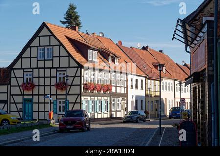 Case a graticcio nella Beusterstrasse acciottolata a Seehausen, Altmark. Città anseatica di Seehausen, Sassonia-Anhalt, Germania Foto Stock