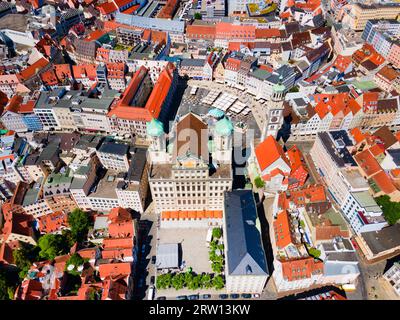 Municipio di Augsburg o Rathaus e Perlachturm Tower in piazza Rathausplatz vista panoramica aerea. La città di Gersburg è una città della Swabia, in Baviera, nella regione di Germ Foto Stock