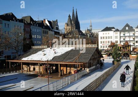 Pista di pattinaggio sul ghiaccio al mercatino di Natale Heinzelmaennchen Foto Stock