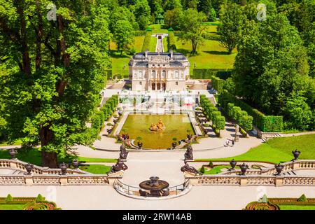 Vista panoramica aerea del Palazzo Linderhof. Schloss Linderhof si trova vicino al villaggio di Ettal, nella Baviera sud-occidentale, Germania. Foto Stock