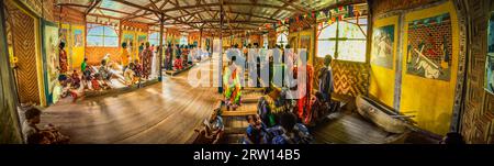 Palembe, Papua nuova Guinea, luglio 2015: Foto panoramica dei nativi in piedi e seduti durante la messa in chiesa a Palembe, fiume Sepik in Papua Foto Stock